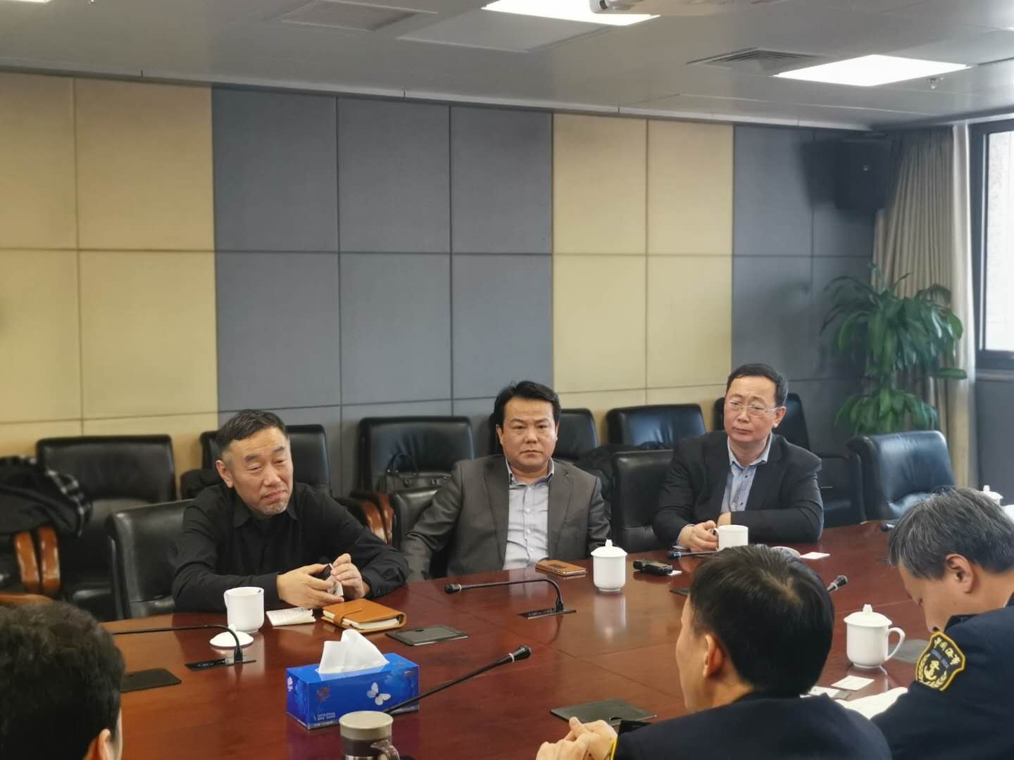 ​  On the afternoon of January 15, chairman of the company Zhou Lijun and his party were invited to the China Maritime Safety Administration to attend a work briefing
